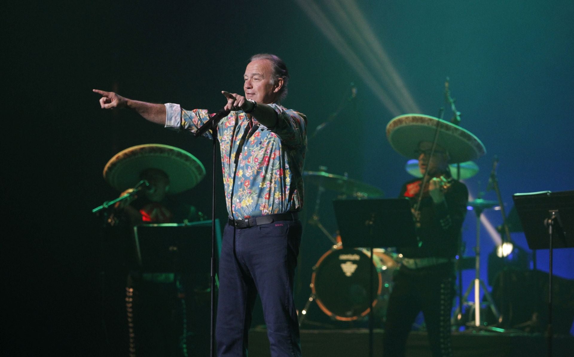 La voz de Bertín Osborne cantó a sus 45 años de carrera en la Laboral