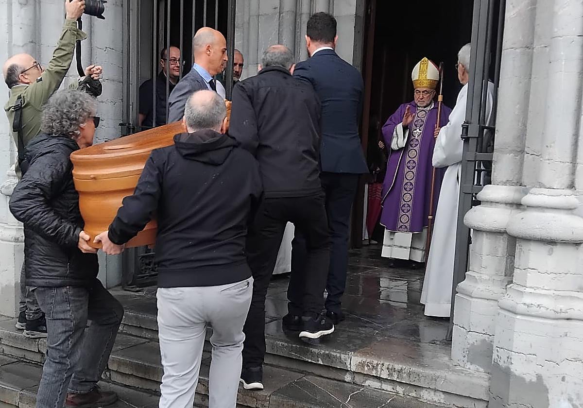 «Víctor Gaínza había sido adornado con una fina ironía que abría horizontes»
