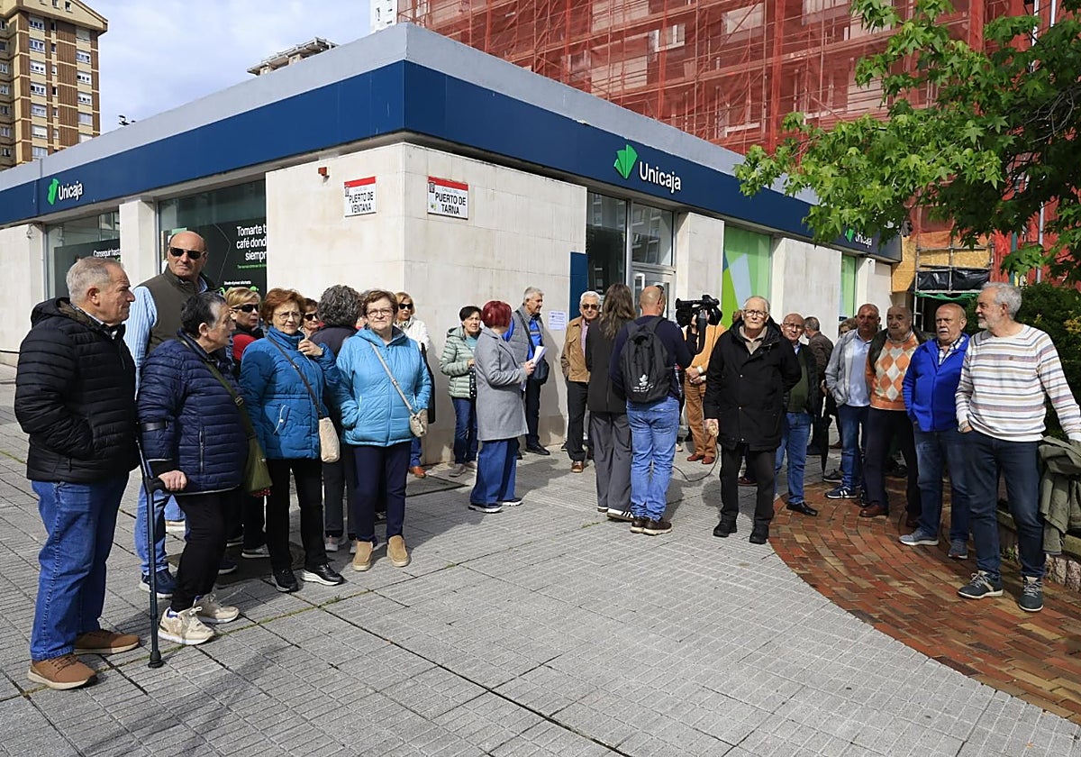 El Polígono, en Gijón, se moviliza contra el cierre de su última oficina bancaria