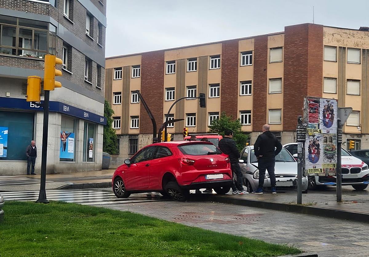 Chocan dos vehículos en Gijón y terminan subidos a la acera