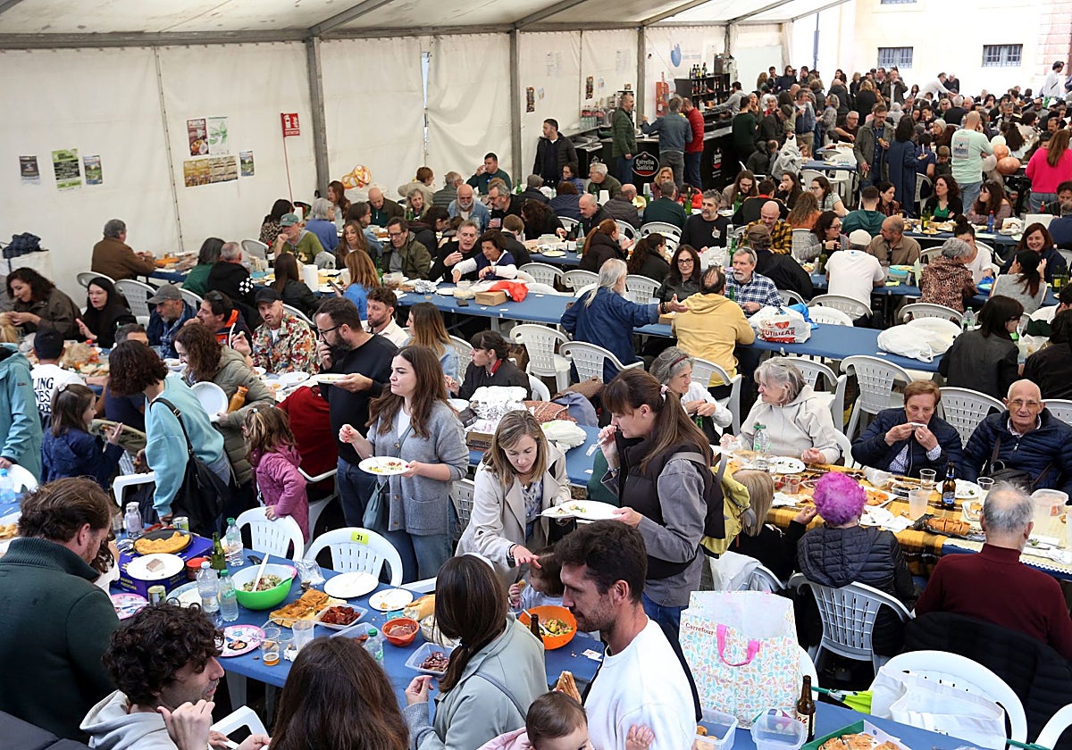 El Antiguo de Oviedo pide «libertad para los que toman algo» en su gran comida en la calle