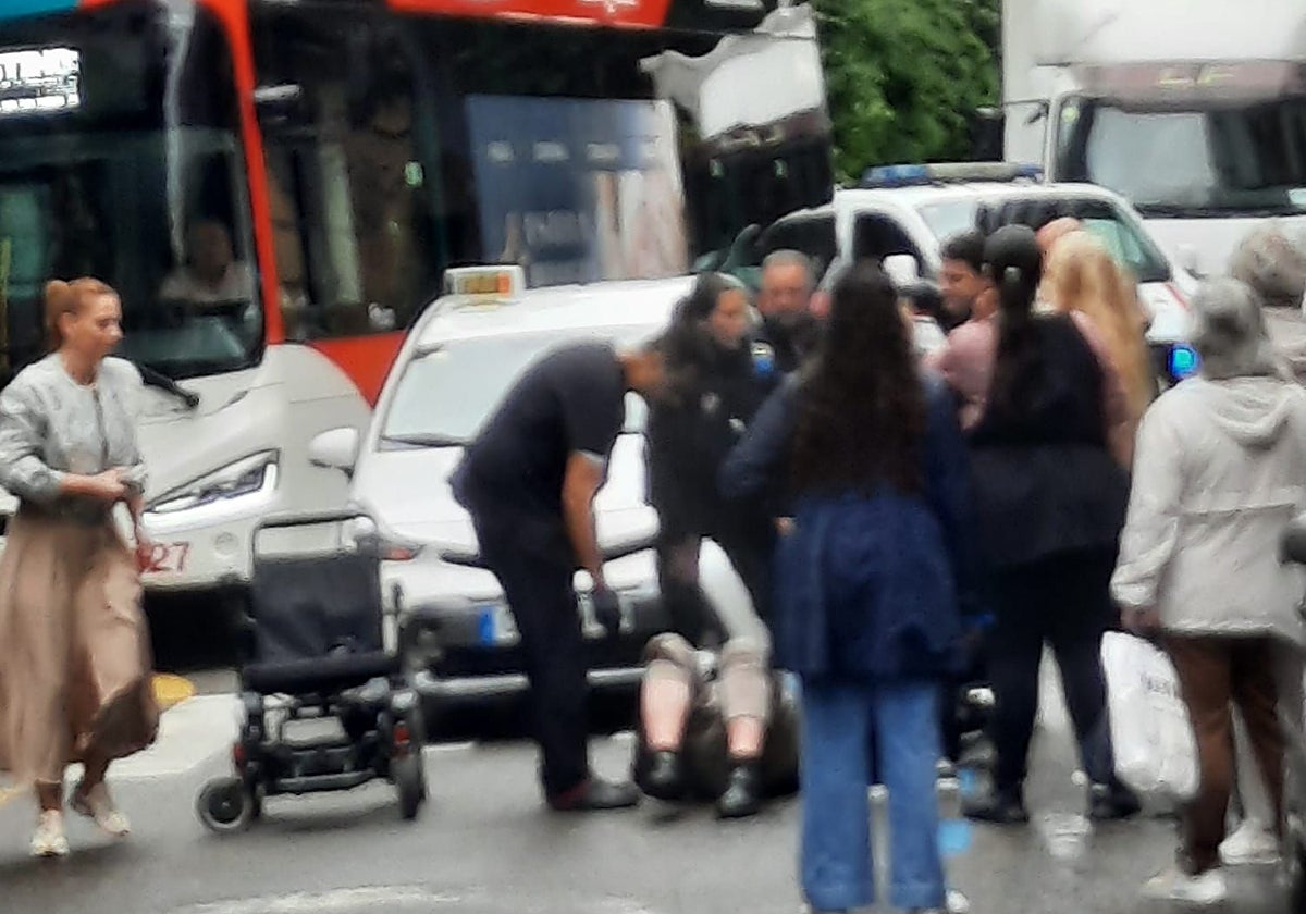Un taxi atropella a un hombre de 76 años en pleno centro de Gijón