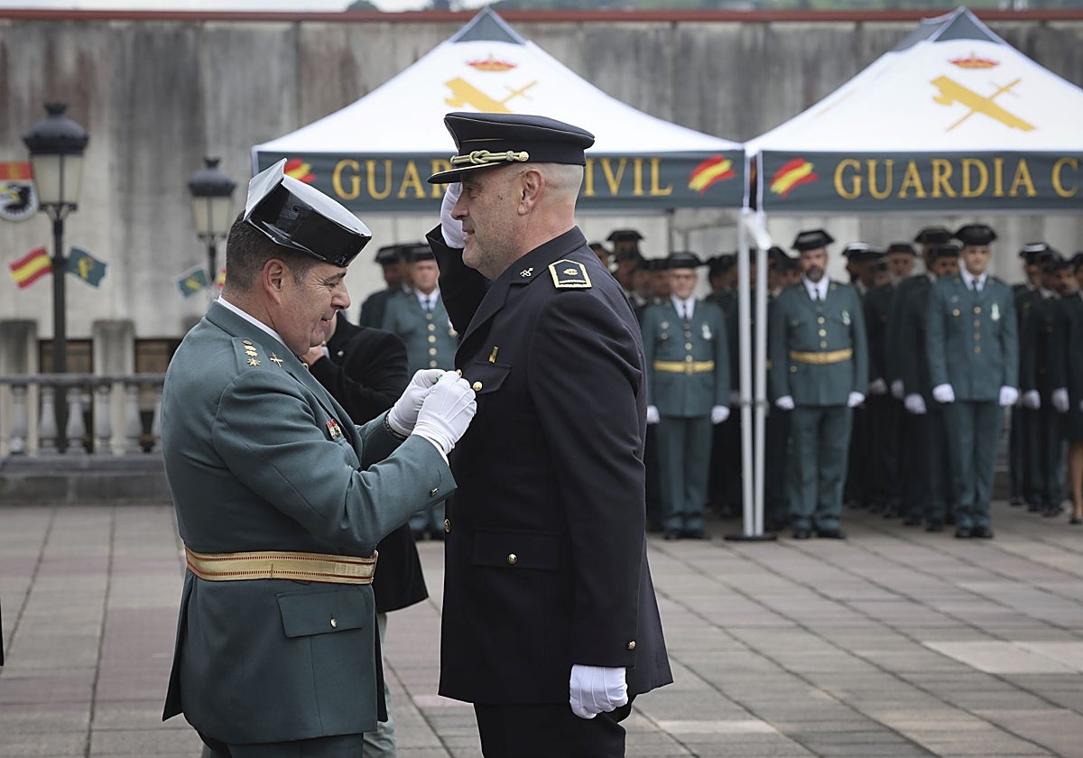 El jefe de la Policía Local de Gijón, Arturo Artime, condecorado por la Guardia Civil