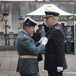El coronel jefe de la décimo cuarta zona de la Guardia Civil, Francisco Javier Puerta Muñoz impone la insignia de la Cruz al Mérito, con Distintivo Blanco, al jefe de la Policía Local, Arturo Artime.