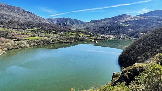 Un profundo castañéu y una torre medieval sobre un embalse: dos rutas en una en Redes