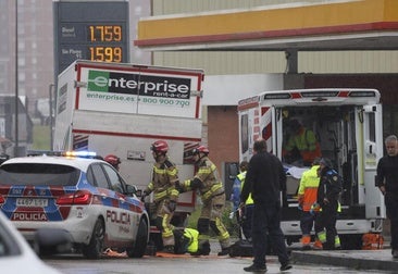 Policía Local, bomberos y sanitarios en el lugar del accidente.