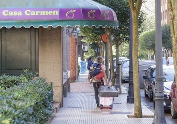 Turistas con maletas, en la calle Manso, en el corazón del barrio La Arena, declarado zona tensionada