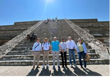 El consejero político de la Embajada de España en México, Pablo Pérez; el historiador Miguel Guerra; Adrián Barbón; el director de la Oficina Económica de la Presidencia, José Sicre; la asesora Sandra Cuesta, y el presidente de la Cámara de Comercio de Oviedo, Carlos Paniceres, en Teotihuacán de Arista.