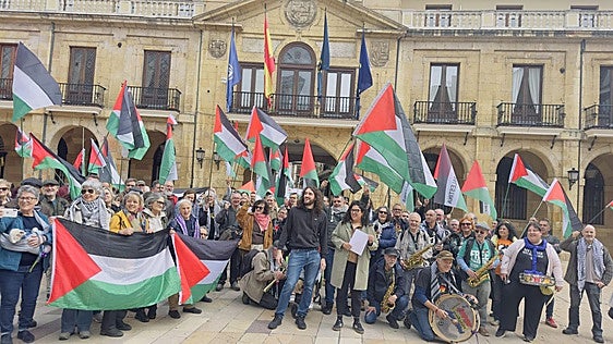 Protesta en apoyo a Fiestes Populares por proyectar imágenes de Palestina