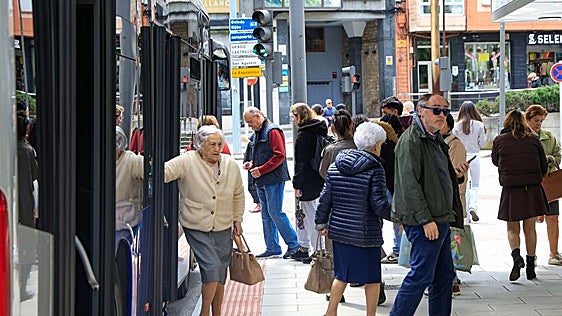 El uso de la tarjeta Conecta sigue creciendo en la ciudad, ya la tiene el 54% de los avilesinos