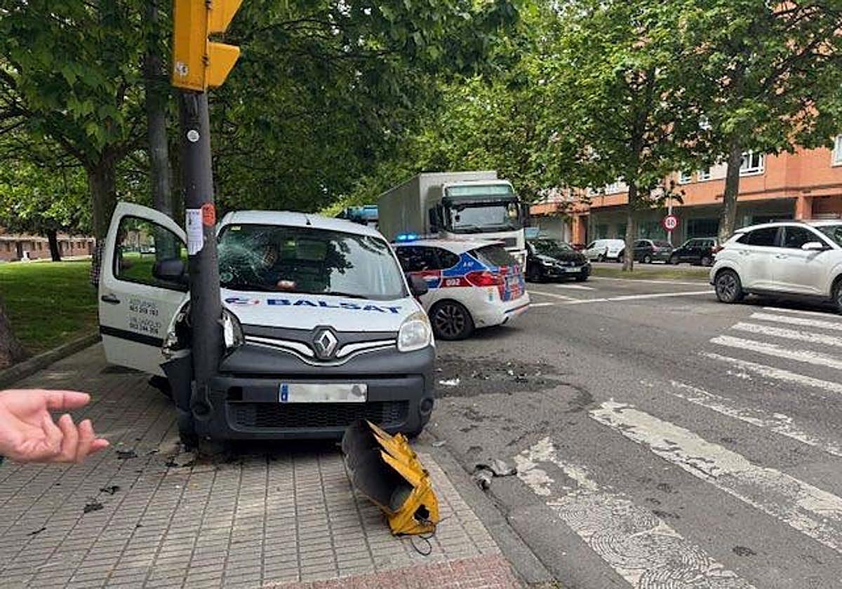 Una herida tras embestir con su turismo una furgoneta aparcada en Príncipe de Asturias, en Gijón