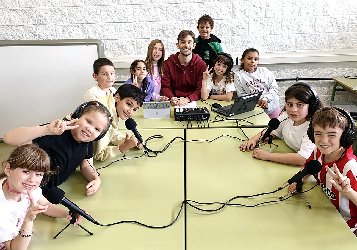 El colegio Santa Olaya, de Gijón, finalista en los Premios Nacionales de Radio Escolar 'Gonzalo Estefanía'