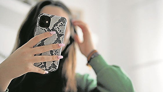 El móvil de mi hijo adolescente: entre el cuidado y la culpa