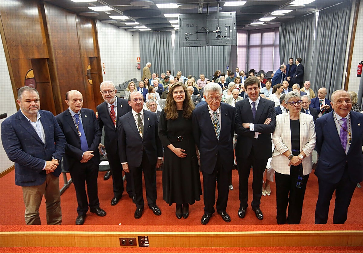 El oftalmólogo Luis Fernández-Vega ingresa en la Real Academia de Medicina de Asturias
