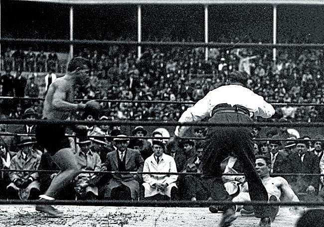 Boxeo en el ring de la plaza de toros Jovellanos (1927).