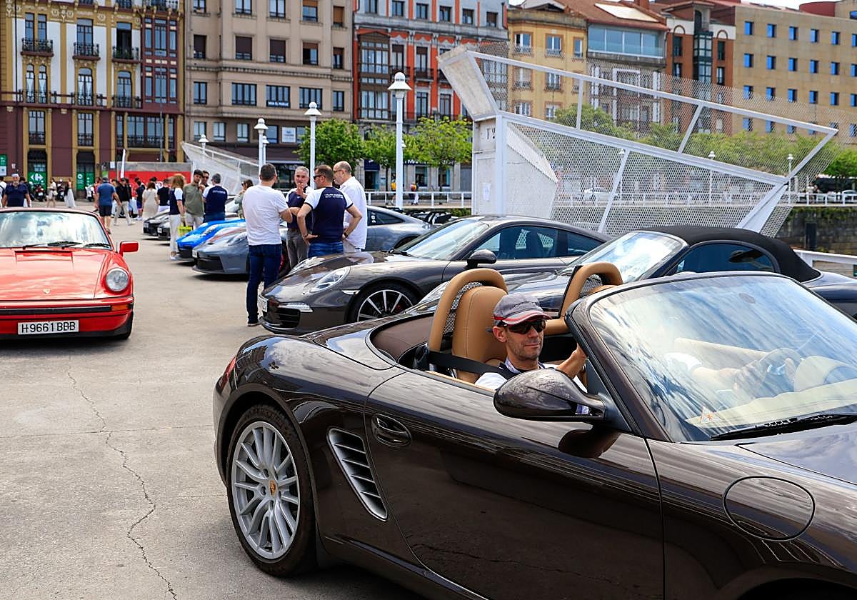 De Unquera a Gijón en 35 Porsches: «Conducir este deportivo es sentir la vida»