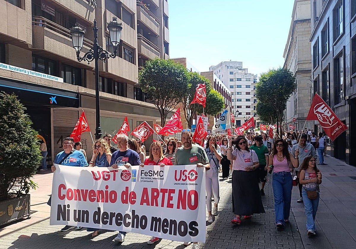 Protesta en Oviedo de los trabajadores de las cadenas de ropa contra «un retroceso histórico de nuestros derechos»