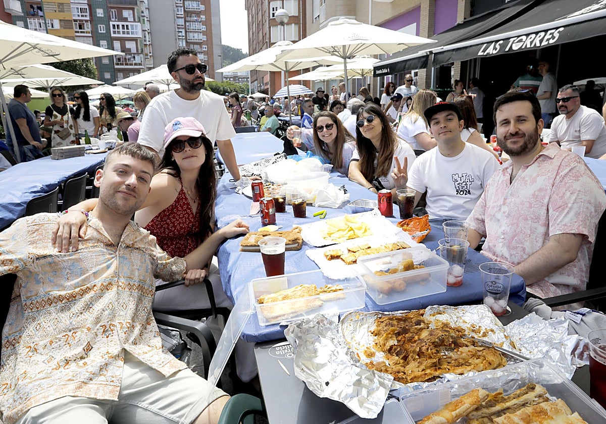 El barrio de Villalegre, en Avilés, saca a la calle a 1.300 vecinos que saborean las fiestas de El Puchero