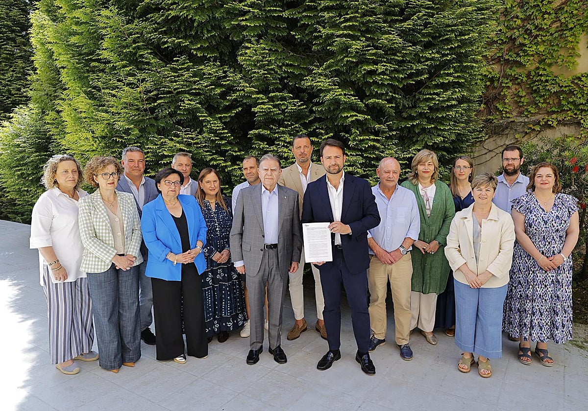 Frente común de los alcaldes del PP de Asturias contra Barbón: «No trata a los asturianos por igual»