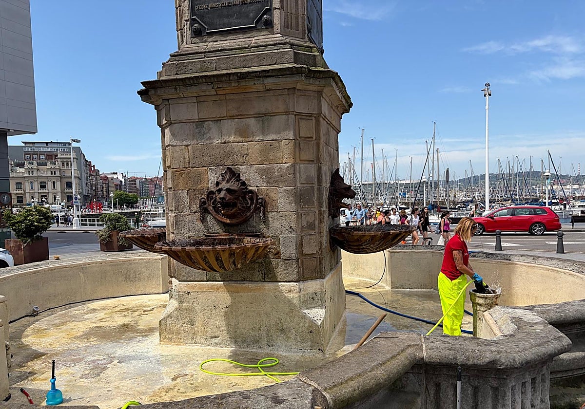 Alguna joya, bastantes monedas y, sobre todo, basura: lo que se encuentran los limpiadores en la fuente de Pelayo en Gijón