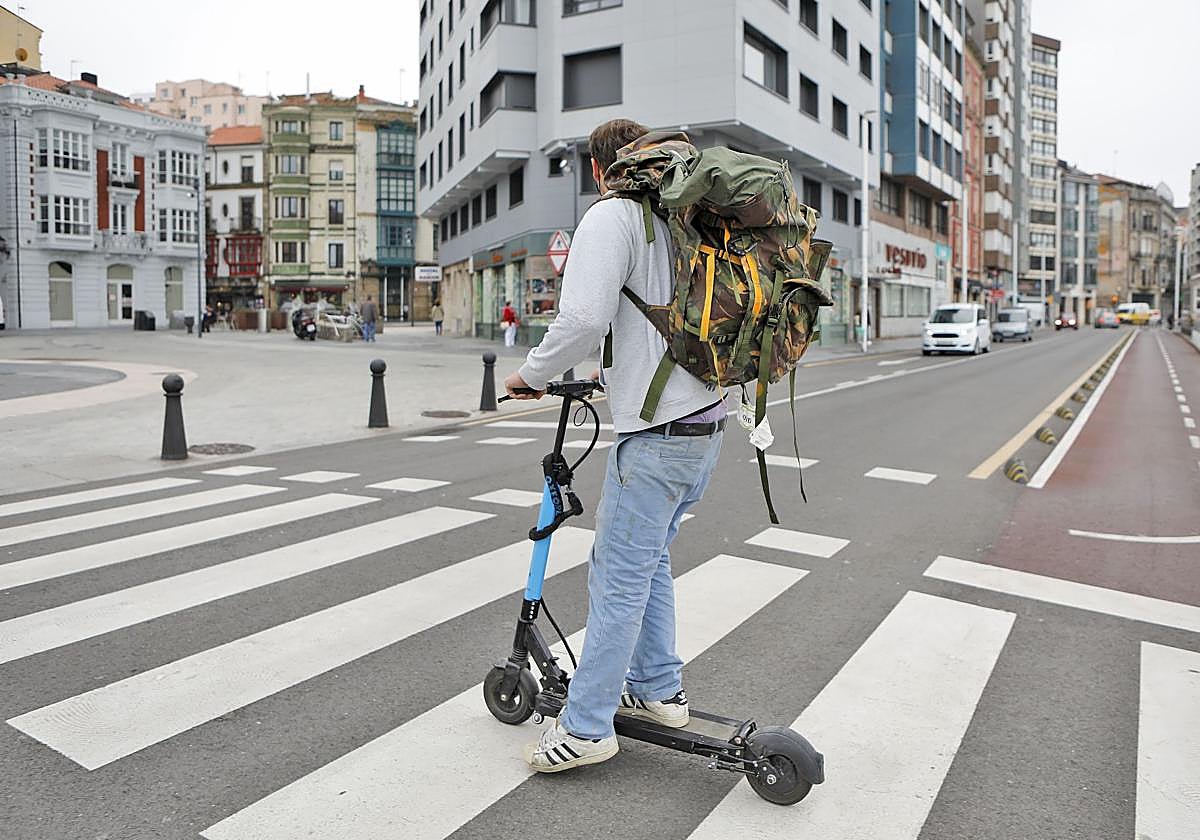 Del «pagamos justos por pecadores» al «son un peligro»: las reacciones al veto del patinete en el centro de Gijón