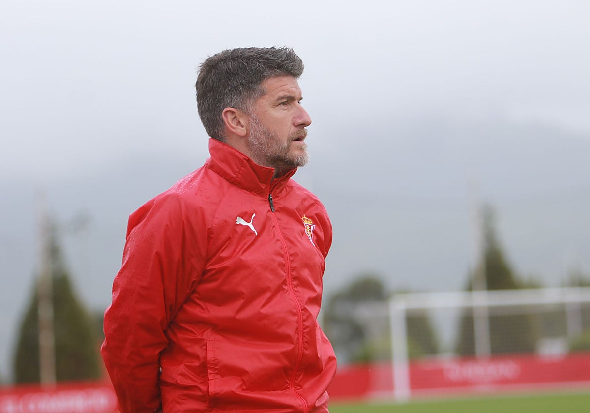 El Sporting prescinde de Samu Baños y busca nuevo entrenador para el filial