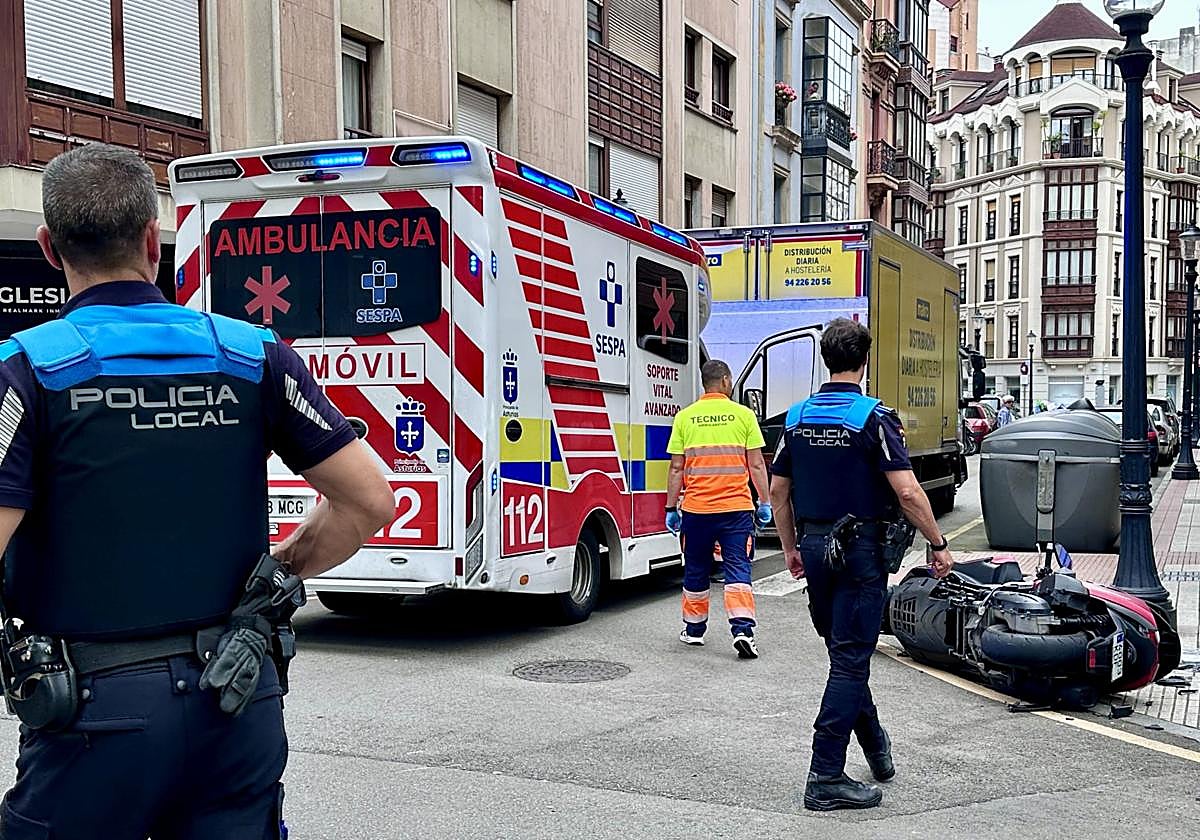 Herido grave un motorista al ser arrollado por un camión en el centro de Gijón