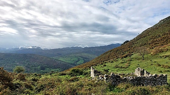 De Narganes a Alevia pasando por el pico Jana: una ruta de monte con aroma a salitre