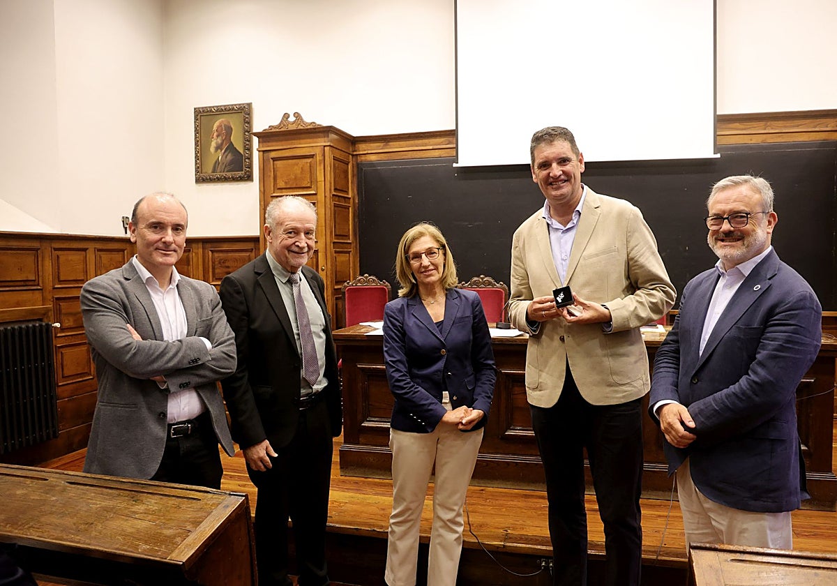 Carlos Javier Vega, escritor: «Animo a hablar del Camino como fuente inagotable de historias»