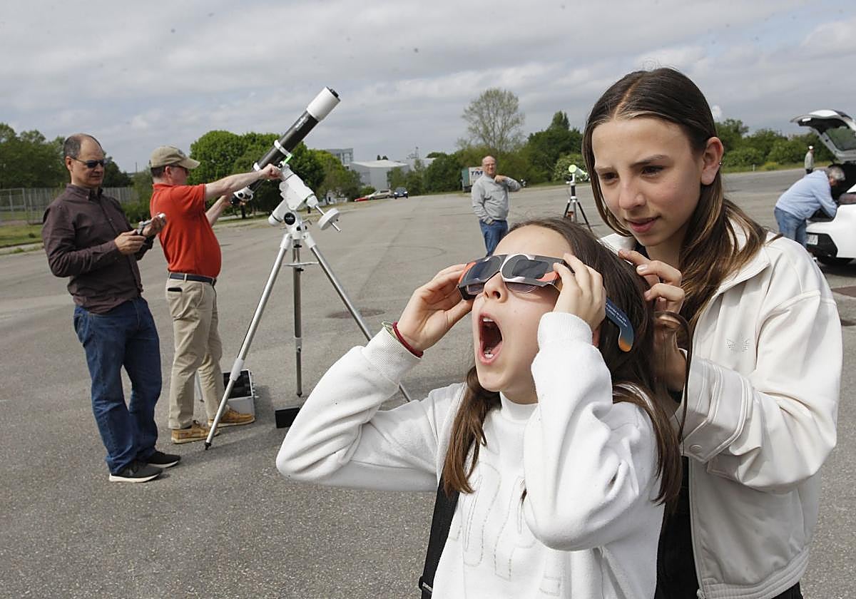 El plan de la Universidad de Oviedo para el eclipse solar: gafas gratis, vídeos virales y un pase especial al Planetario