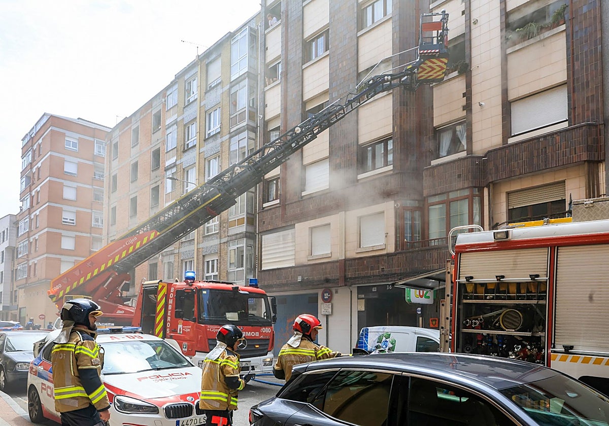 Sofocan un incendio en un piso en Gijón y rescatan a un perro que se encontraba solo dentro