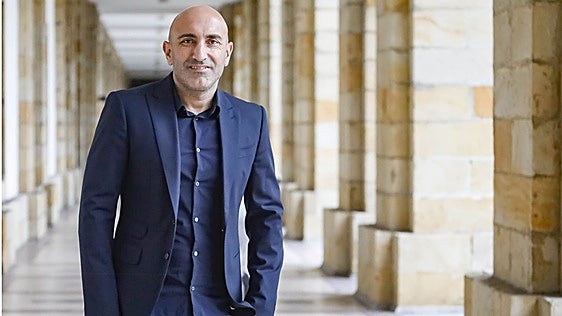 Abelardo Fernández, exjugador del Sporting de Gijón y el Barcelona: «Messi supone todo en la historia del fútbol»