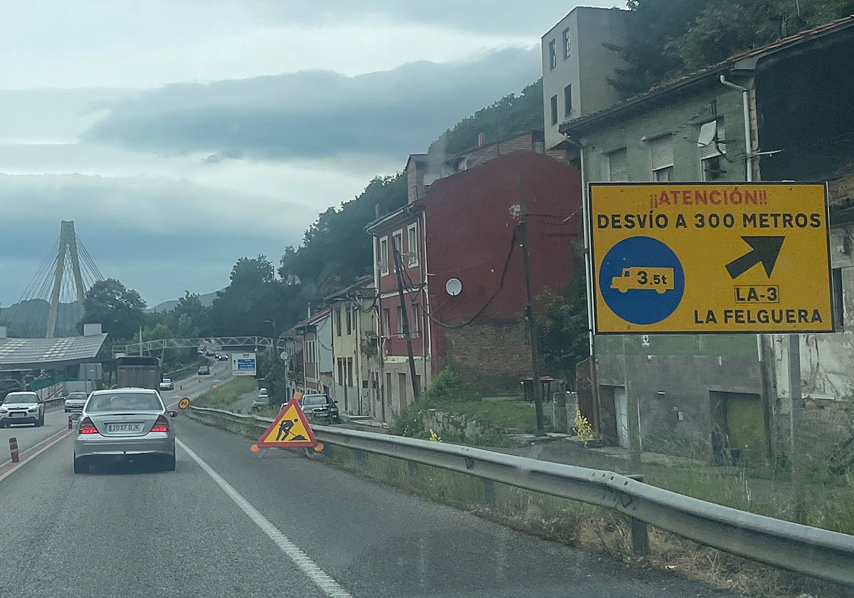 El puente atirantado de Sama, cerrado a camiones por las obras para garantizar su seguridad