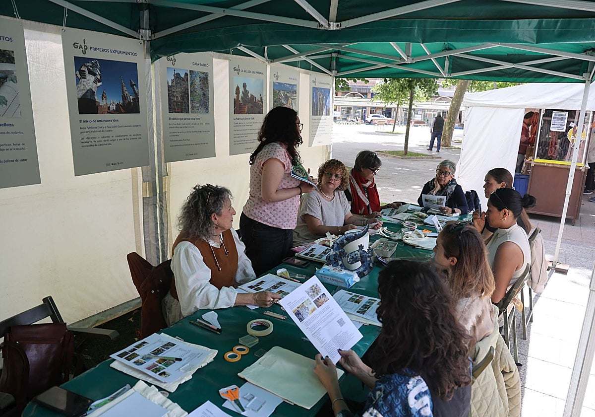 El trencadís de Gaudí se enseña en el Mercado Artesano y Eco