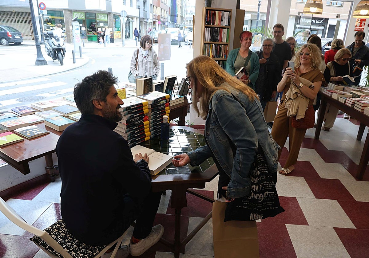 Largas colas en Gijón para lograr un ejemplar firmado de la última novela de Manel Loureiro