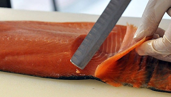 Cómo hacer salmón ahumado en casa, paso a paso