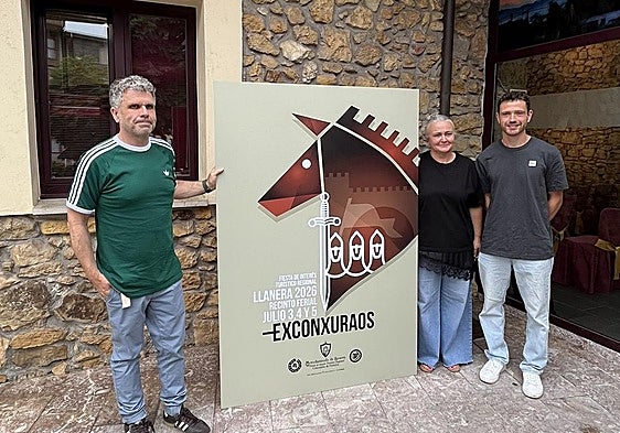 El concejal José Antonio González, la alcaldesa Eva María Pérez y el pregonero de este año, Gerardo Casas.