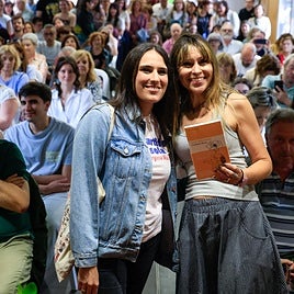 Lucía Solla, a la izquierda, junto a Rosa Valle, habló de su gran éxito literario en la feria de Gijón.
