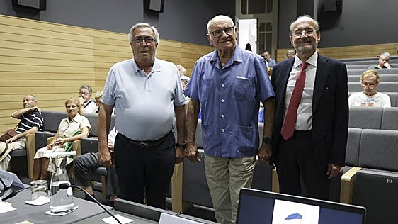 Fernando Gómez de Liaño acerca en la Escuela de Comercio de Gijón a un Unamuno «desconocido por el público»