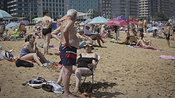 ¿Cómo pasan los asturianos este calorazo? «A mis 71 años jamás había vivido un inicio de verano así»