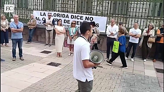 Manifestación de los vecinos de La Florida en la Junta General por el centro de menores