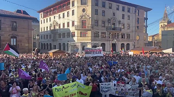 Multitudinaria concentración en Oviedo contra la agresión a dos activistas de izquierdas