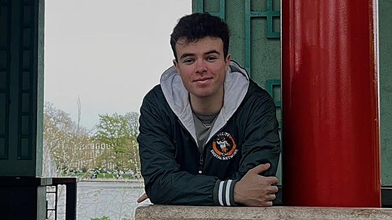 Carlos Alonso Nebril, diseñador asturiano en Londres: «En la pandemia vi que era el momento de irme fuera»
