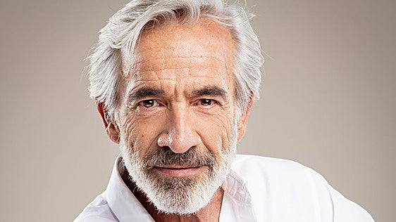 Imanol Arias: «Uno cree que elige las series que ve, pero yo ya lo dudo, las series te eligen a ti por el algoritmo»