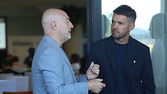 La IA y su papel en el fútbol se cuela en el primer cara a cara entre Larcamón y Calero, entrenadores de Sporting de Gijón y Real Oviedo