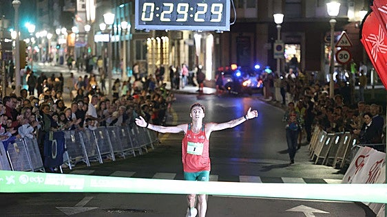 Alejandro Onís vuela en la Carrera Nocturna de Gijón