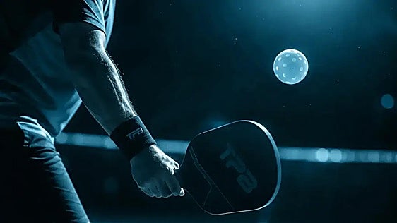 Pala rígida y pelota perforada: así es el pickleball, el deporte que arrasa entre todas las edades