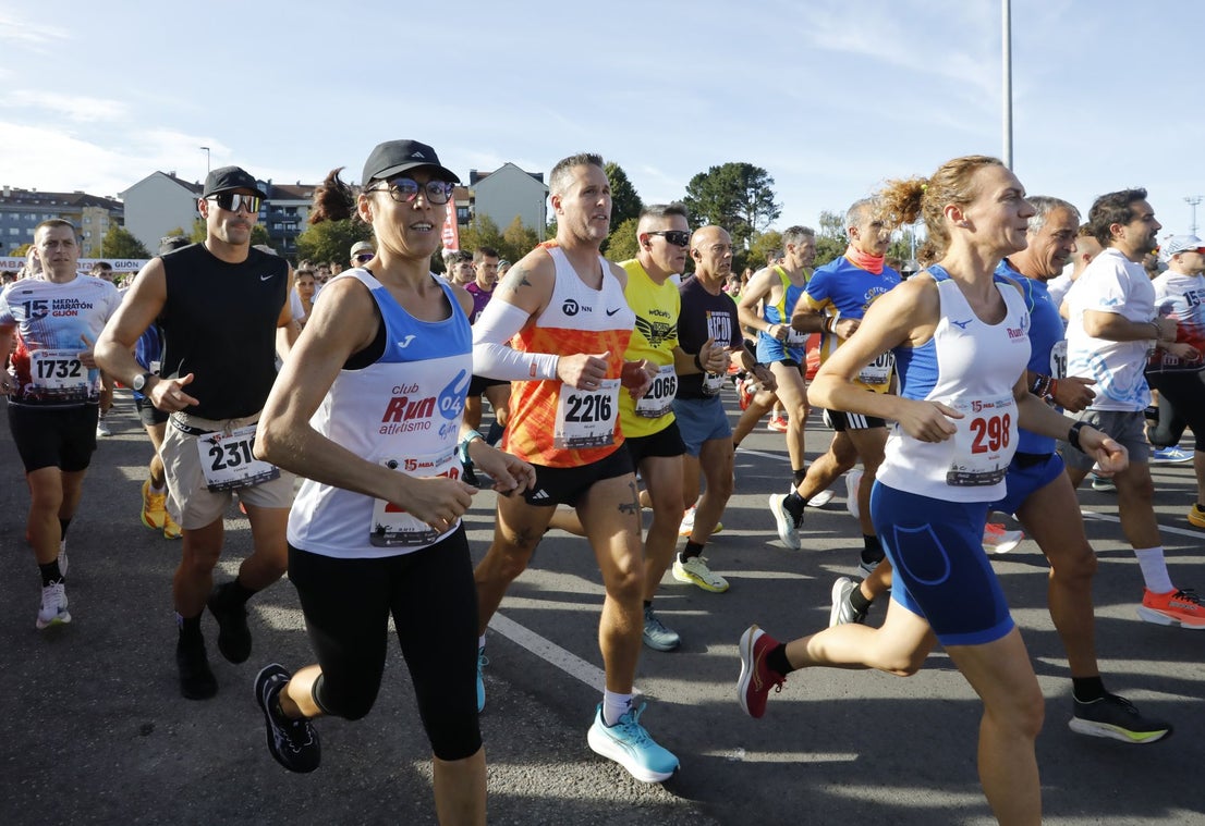 Gijón se llena de corredores: las mejores fotos de la Media Maratón ...