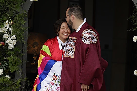 Cuando el amor lo eclipsa todo: una boda de tradición coreana en Gijón mientras la Luna tapa al Sol