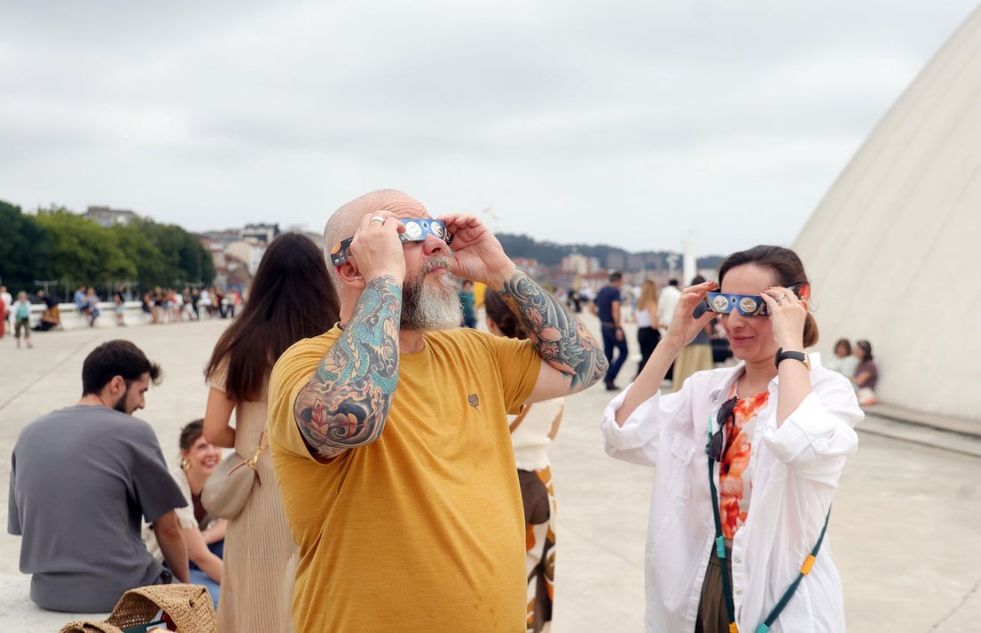 Emoción y decepción en Avilés durante el eclipse total de Sol
